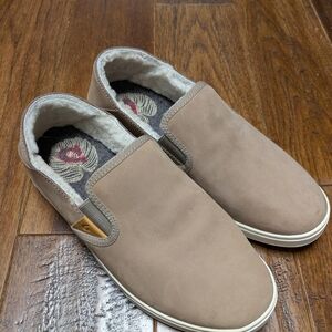 size 9 tan women's OluKai slippers